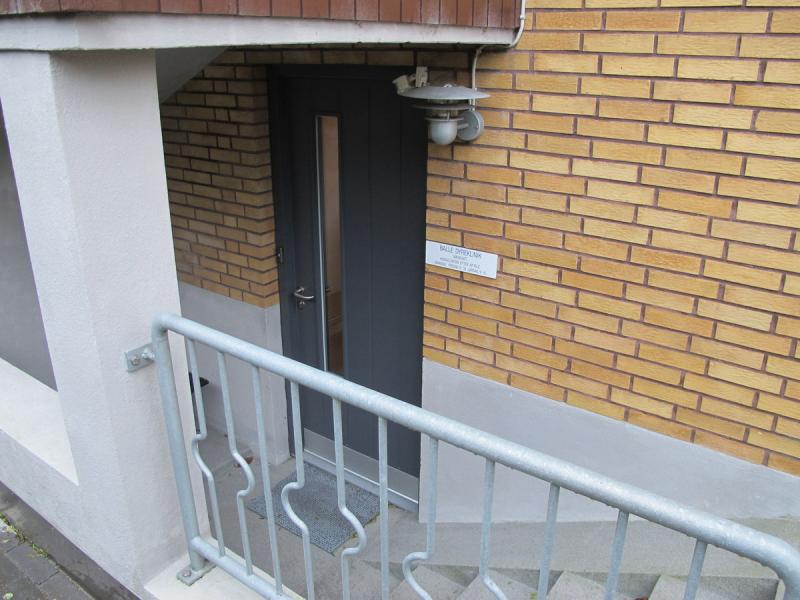 Indgang til Balle Dyreklinik - klinikken er placeret i underetagen af huset.